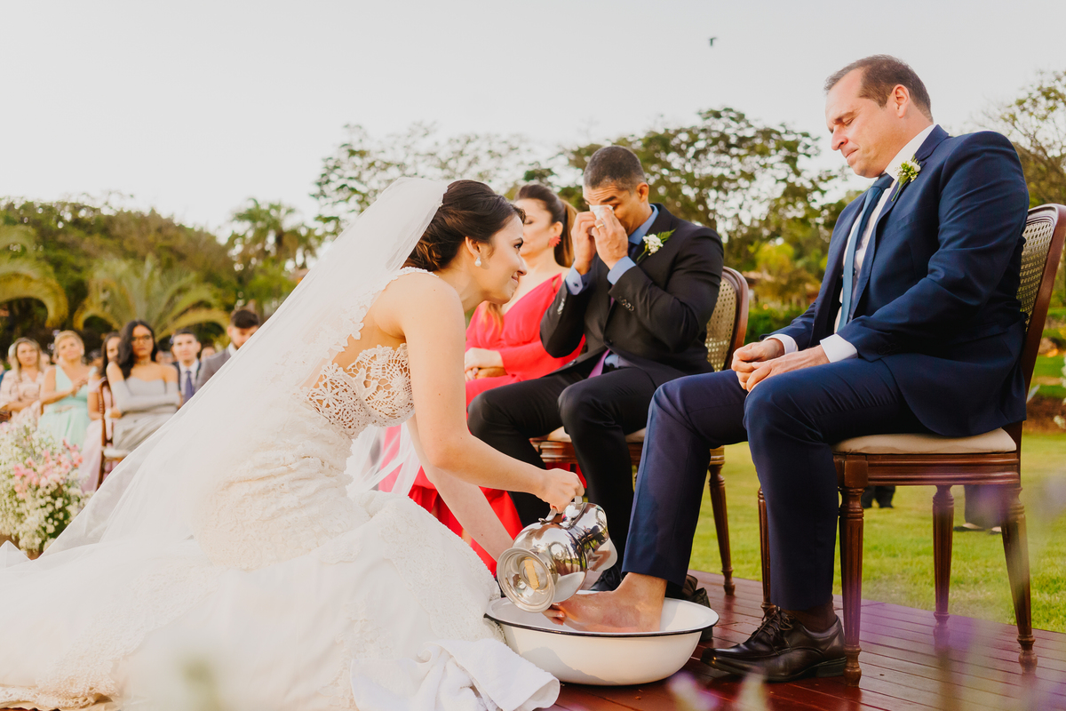 Cerimônia de lava pés em casamento na fotografia profissional de casamento no Espaço da Lenda Brasília Df