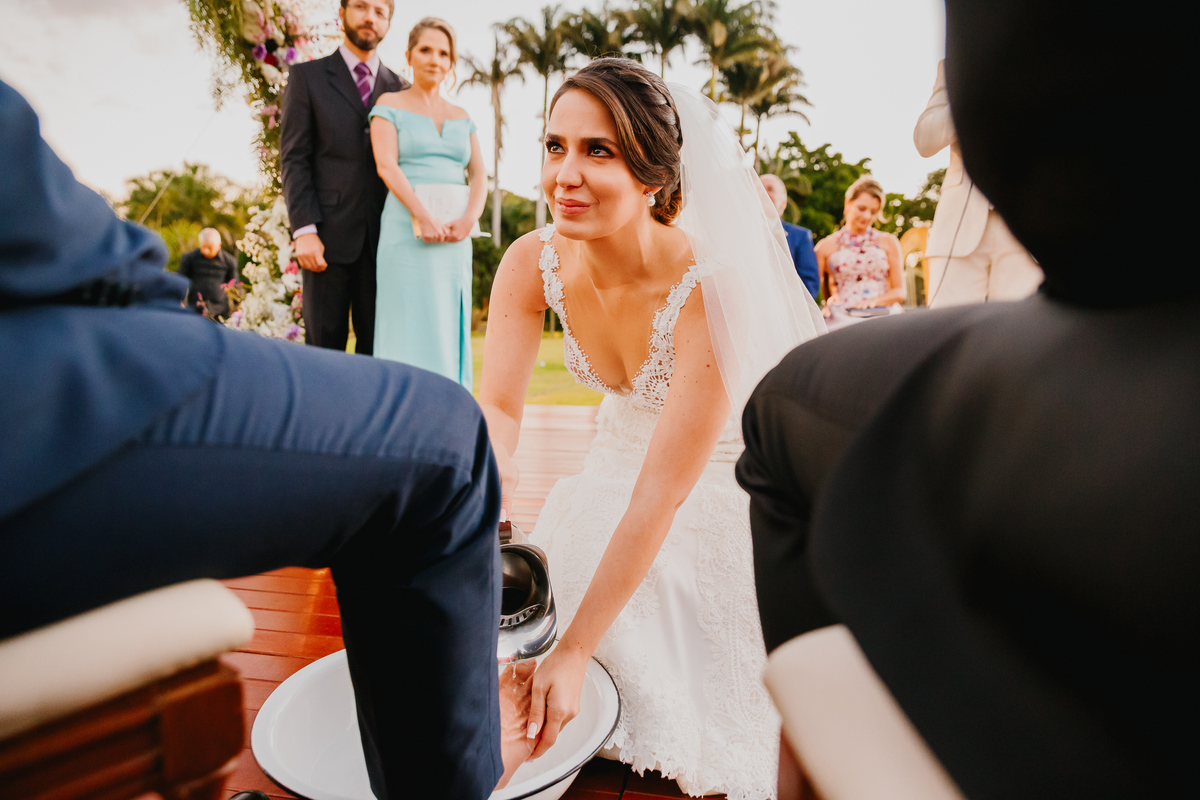 Cerimônia de lava pés em casamento na fotografia profissional de casamento no Espaço da Lenda Brasília Df