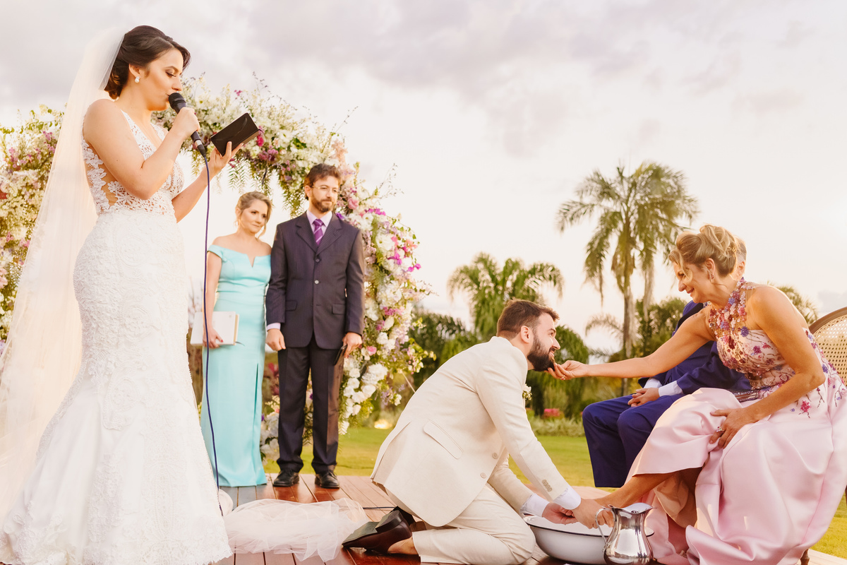 Cerimônia de lava pés em casamento na fotografia profissional de casamento no Espaço da Lenda Brasília Df