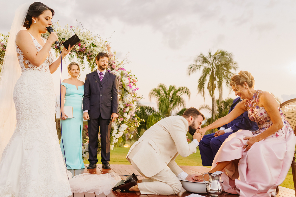 Cerimônia de lava pés em casamento na fotografia profissional de casamento no Espaço da Lenda Brasília Df