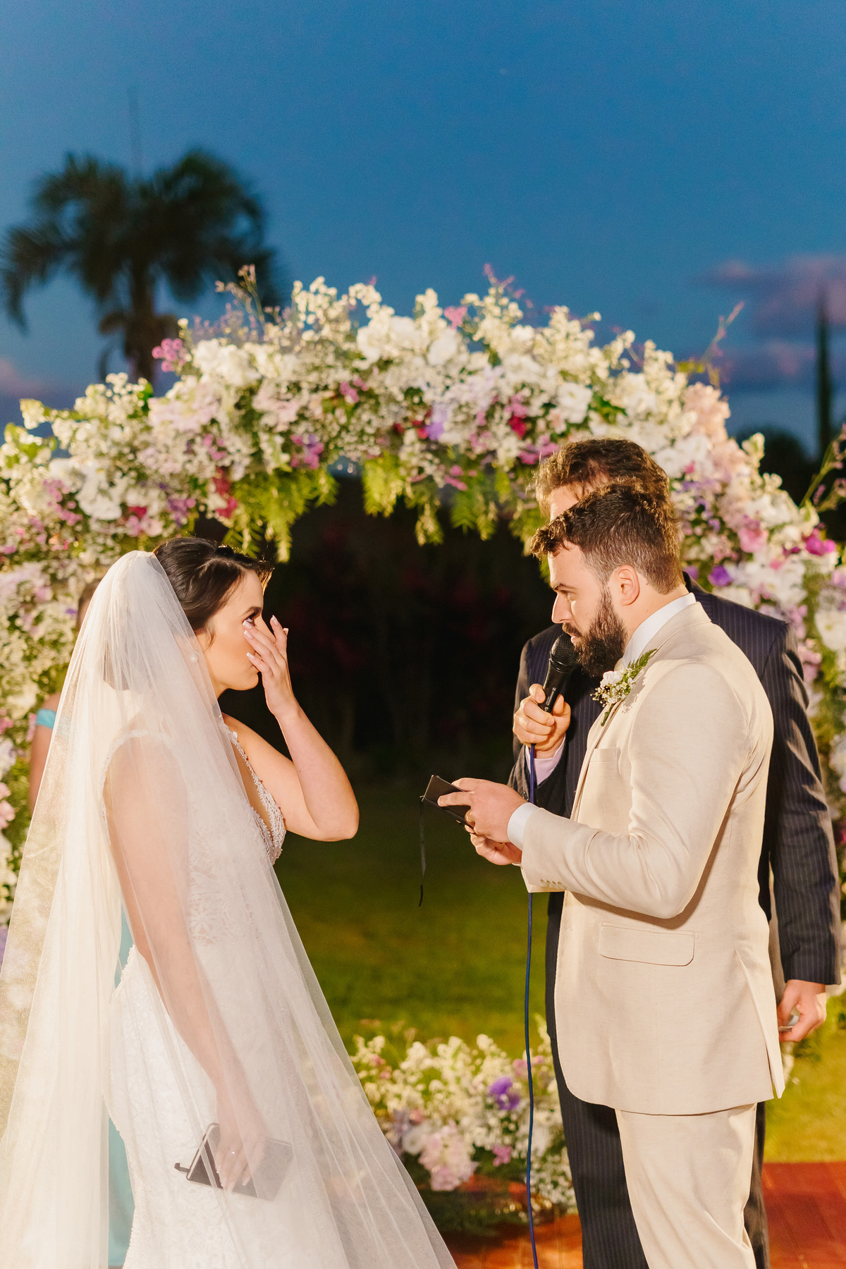 Cerimonia de casamento de dia ao ar livre no jardim do Espaço da Lenda Brasília Df