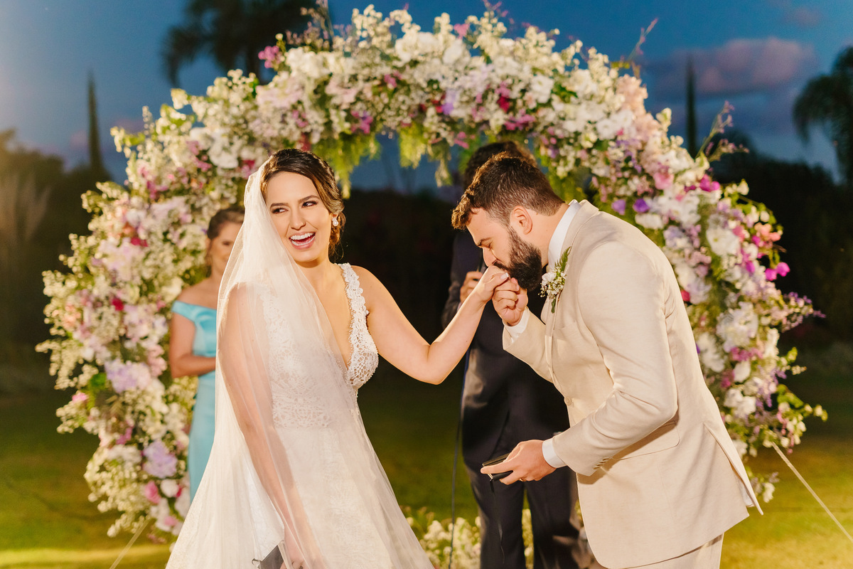 Cerimonia de casamento de dia ao ar livre no jardim do Espaço da Lenda Brasília Df
