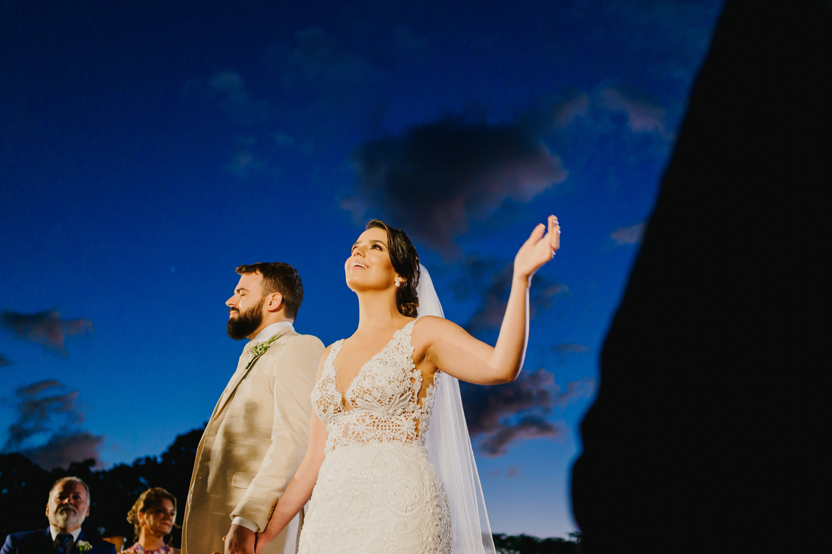 Cerimonia de casamento de dia ao ar livre no jardim do Espaço da Lenda Brasília Df