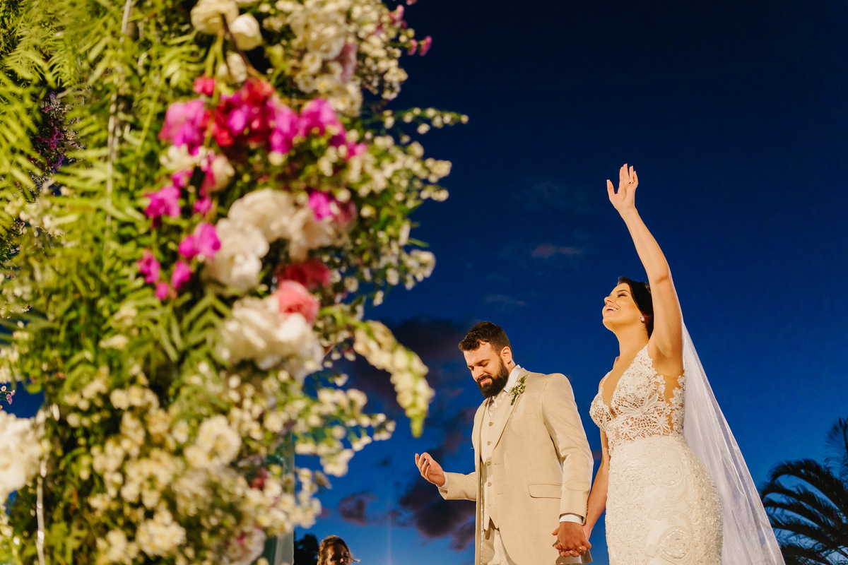 Cerimonia de casamento de dia ao ar livre no jardim do Espaço da Lenda Brasília Df
