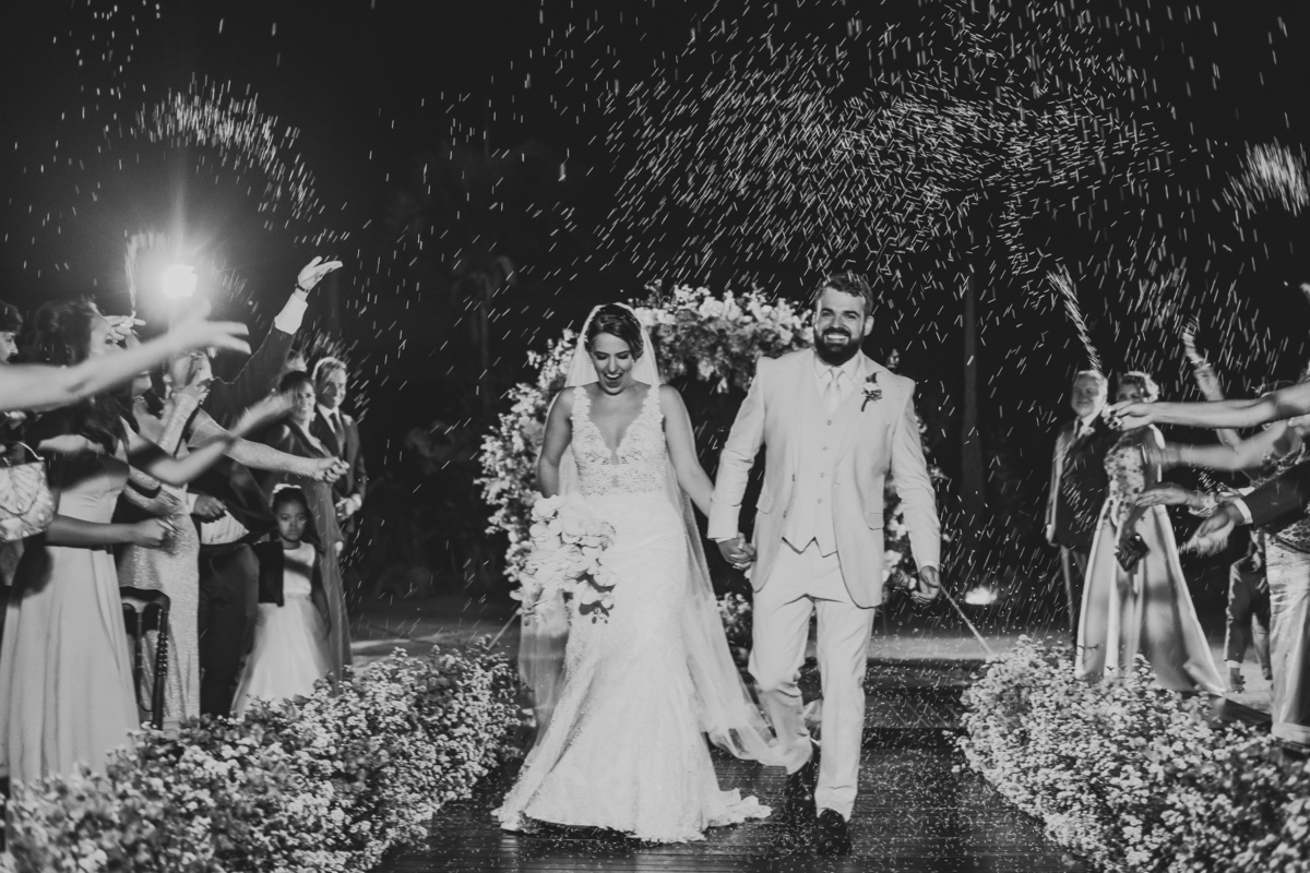 Saída dos noivos no casamento ao ar livre no jardim do Espaço da Lenda Brasília Df