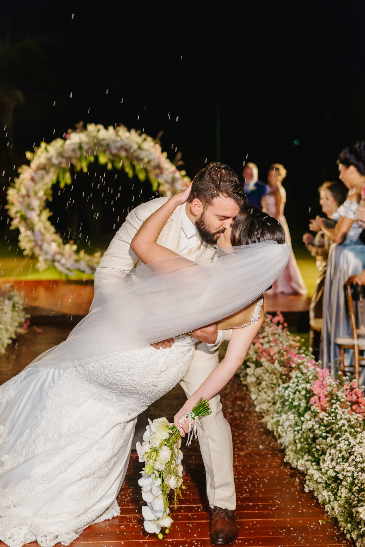Saída dos noivos no casamento ao ar livre no jardim do Espaço da Lenda Brasília Df