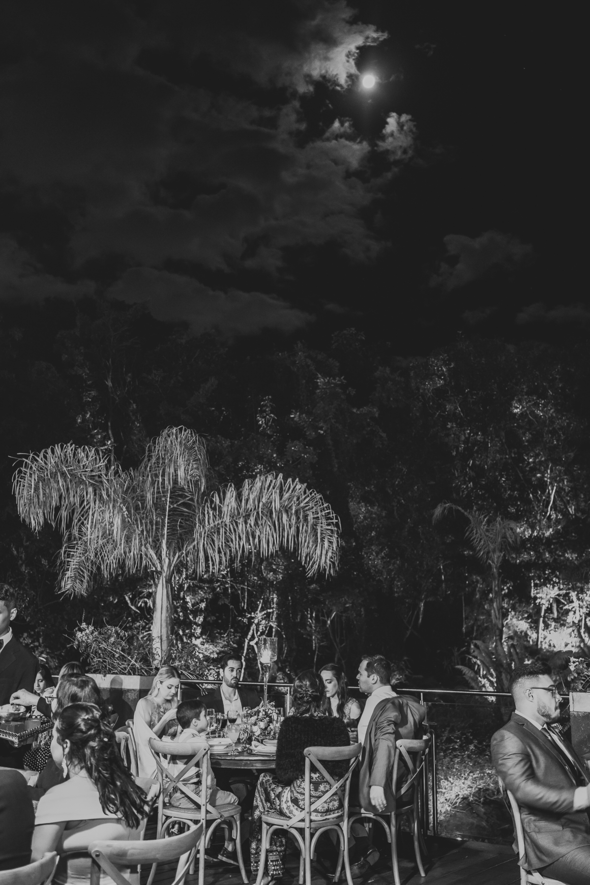 Saída dos noivos no casamento ao ar livre no jardim do Espaço da Lenda Brasília Df