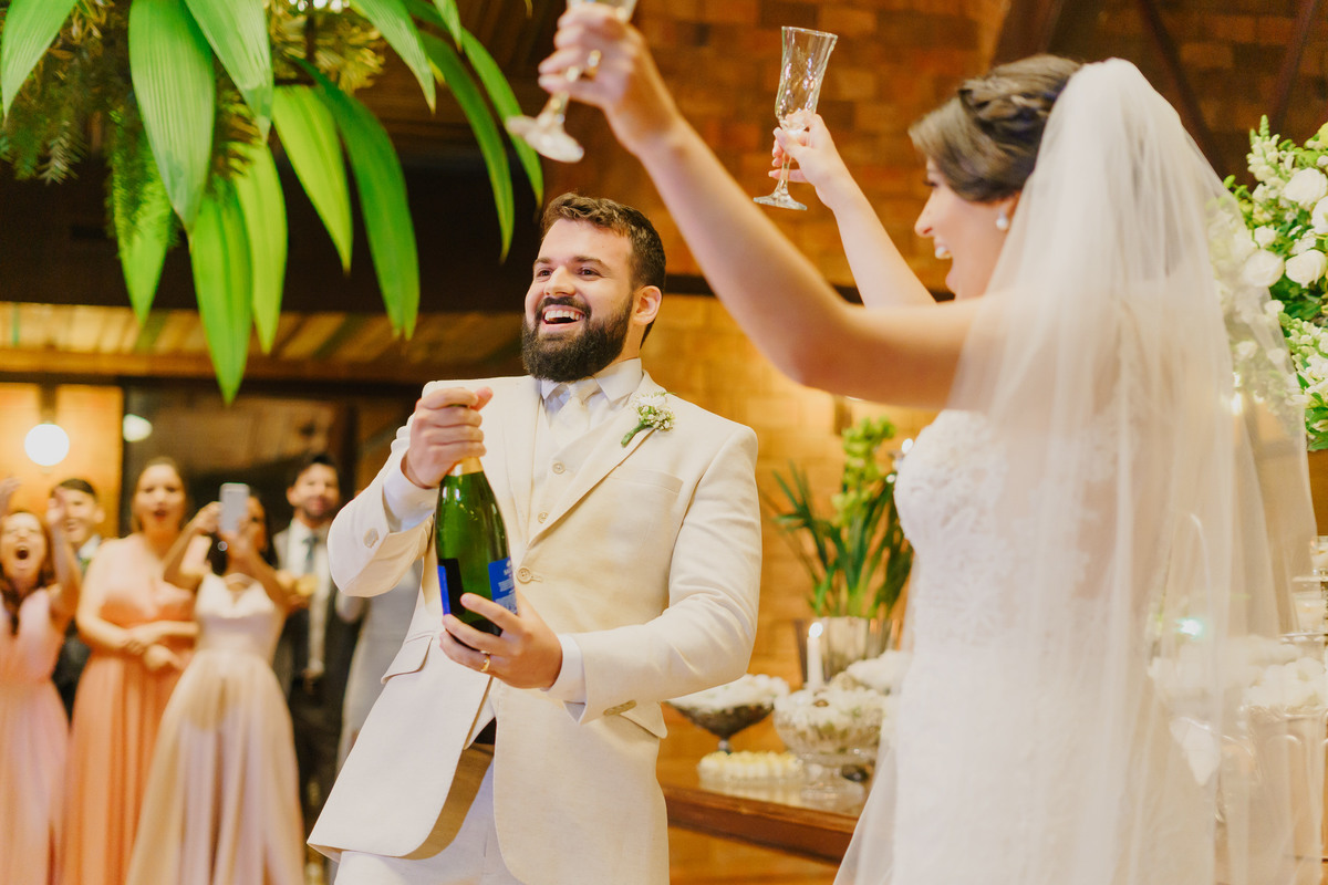 Noivos na mesa de bolo casamento no no Espaço da Lenda Brasília Df Decoração de Karin Von Glehn