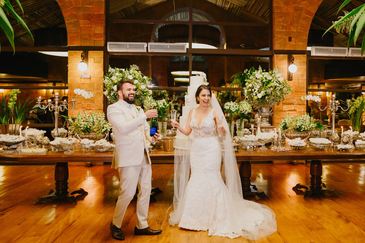Noivos na mesa de bolo casamento no no Espaço da Lenda Brasília Df Decoração de Karin Von Glehn