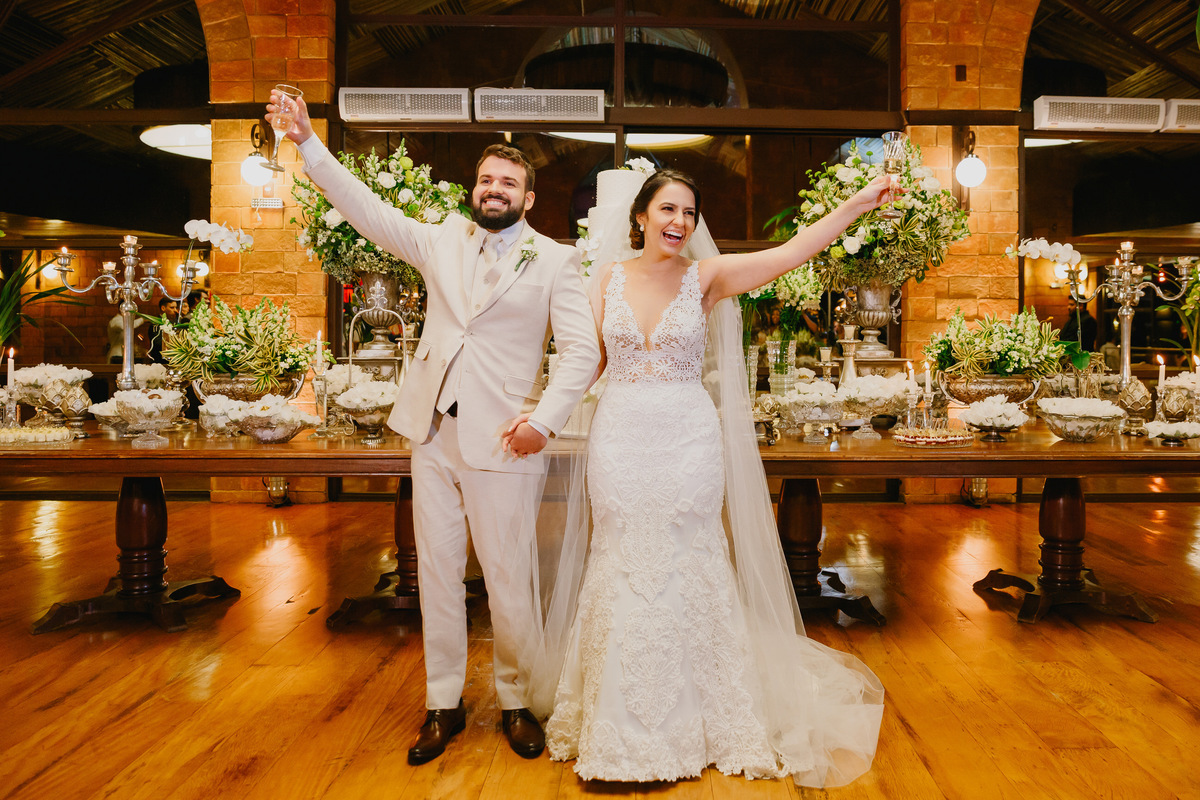 Noivos na mesa de bolo casamento no no Espaço da Lenda Brasília Df Decoração de Karin Von Glehn