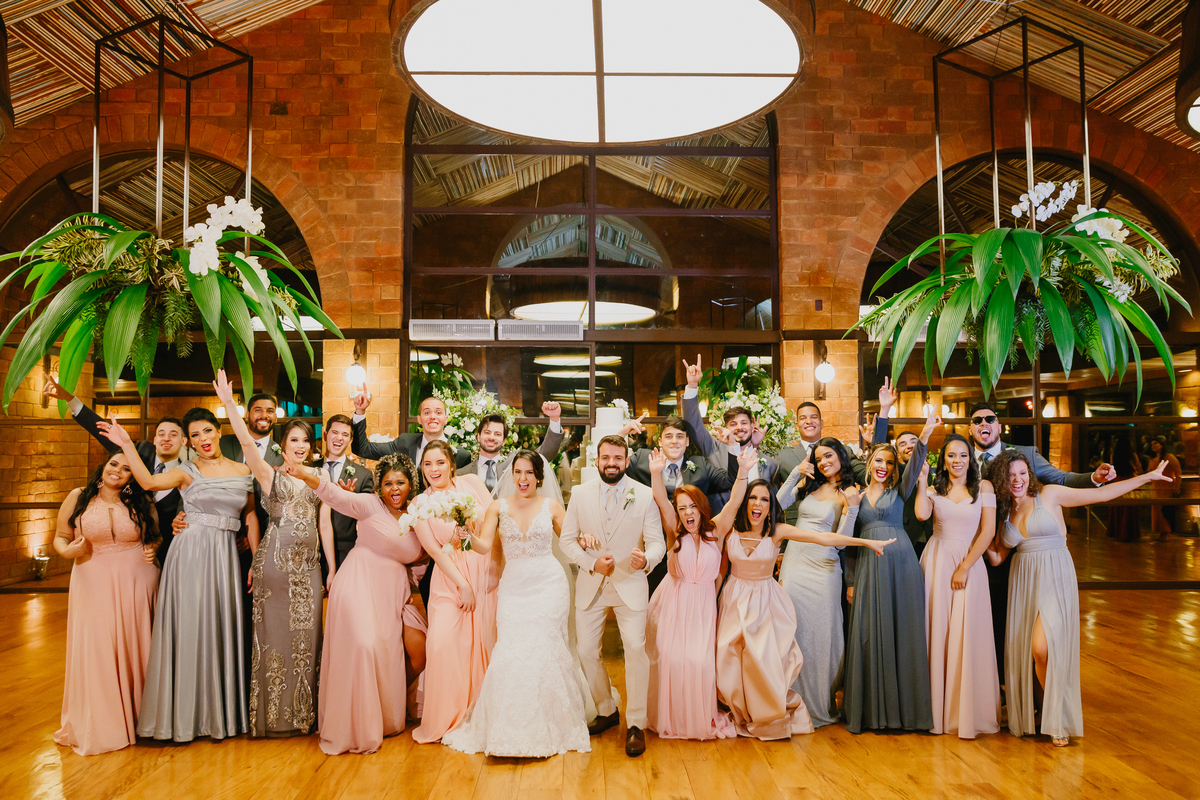 Noivos na mesa de bolo casamento no no Espaço da Lenda Brasília Df Decoração de Karin Von Glehn