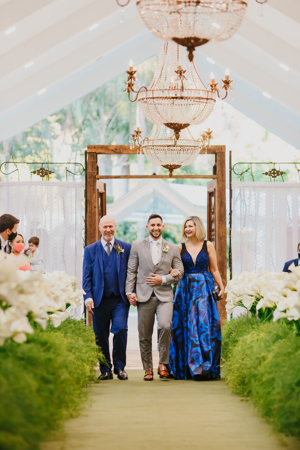Entrada de noivo com os pais na cerimônia em no Recanto das Águas Brasília Df 
