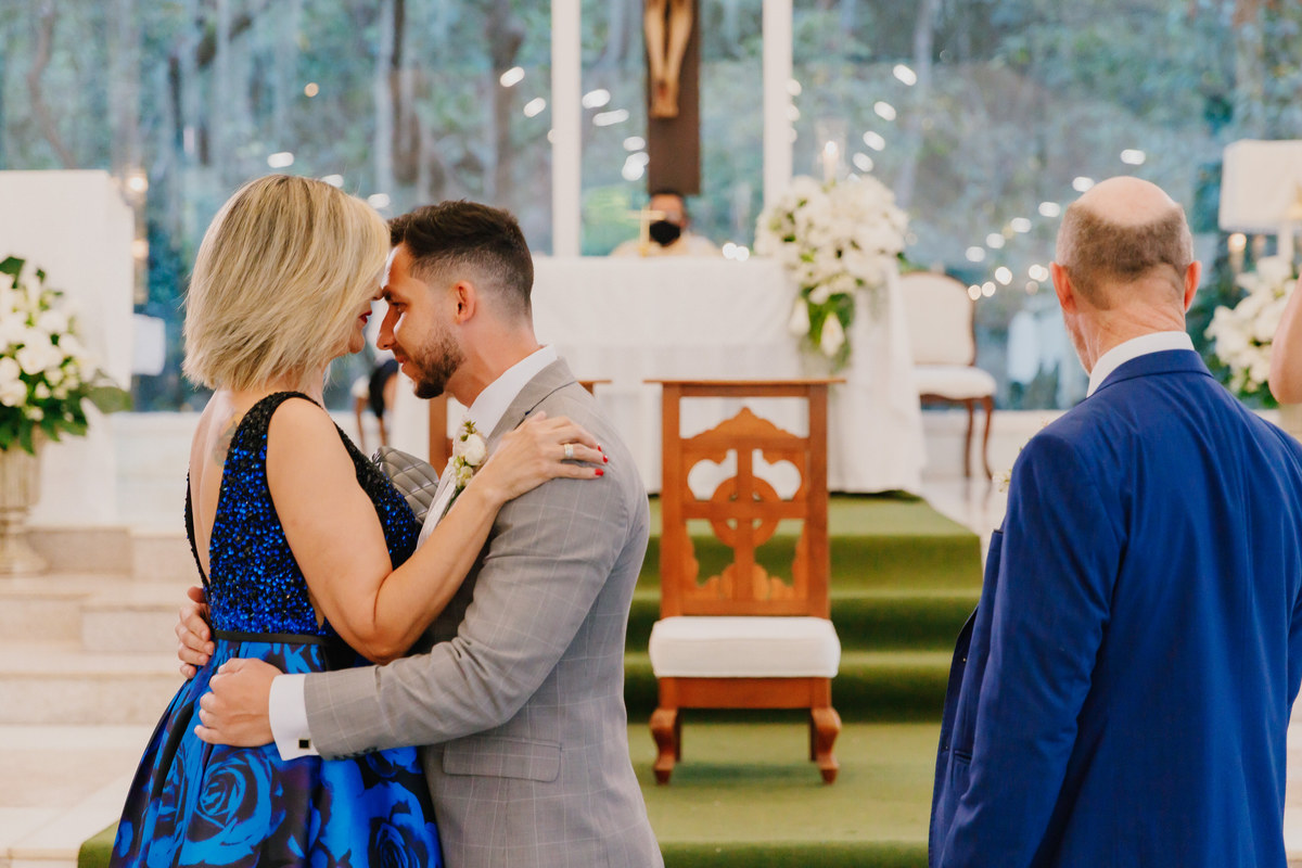 Entrada de noivo com os pais na cerimônia em no Recanto das Águas Brasília Df 