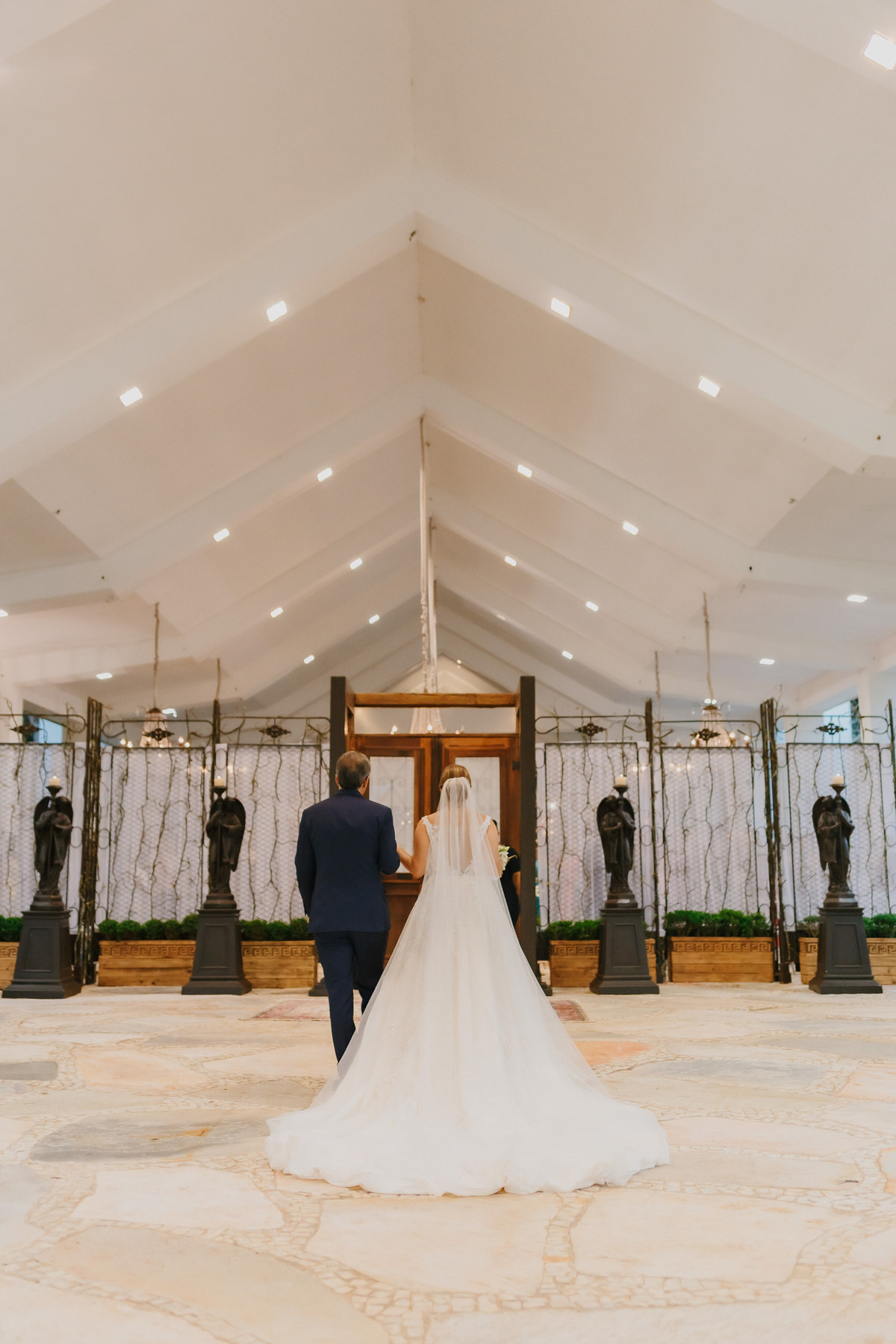 Entrada de noiva com o pai na cerimônia em no Recanto das Águas Brasília Df 