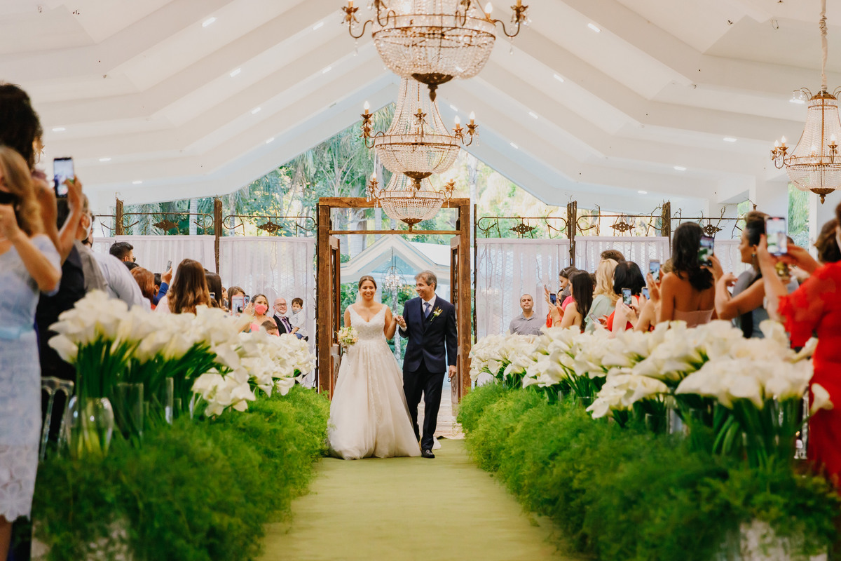 Entrada de noiva com o pai na cerimônia em no Recanto das Águas Brasília Df 