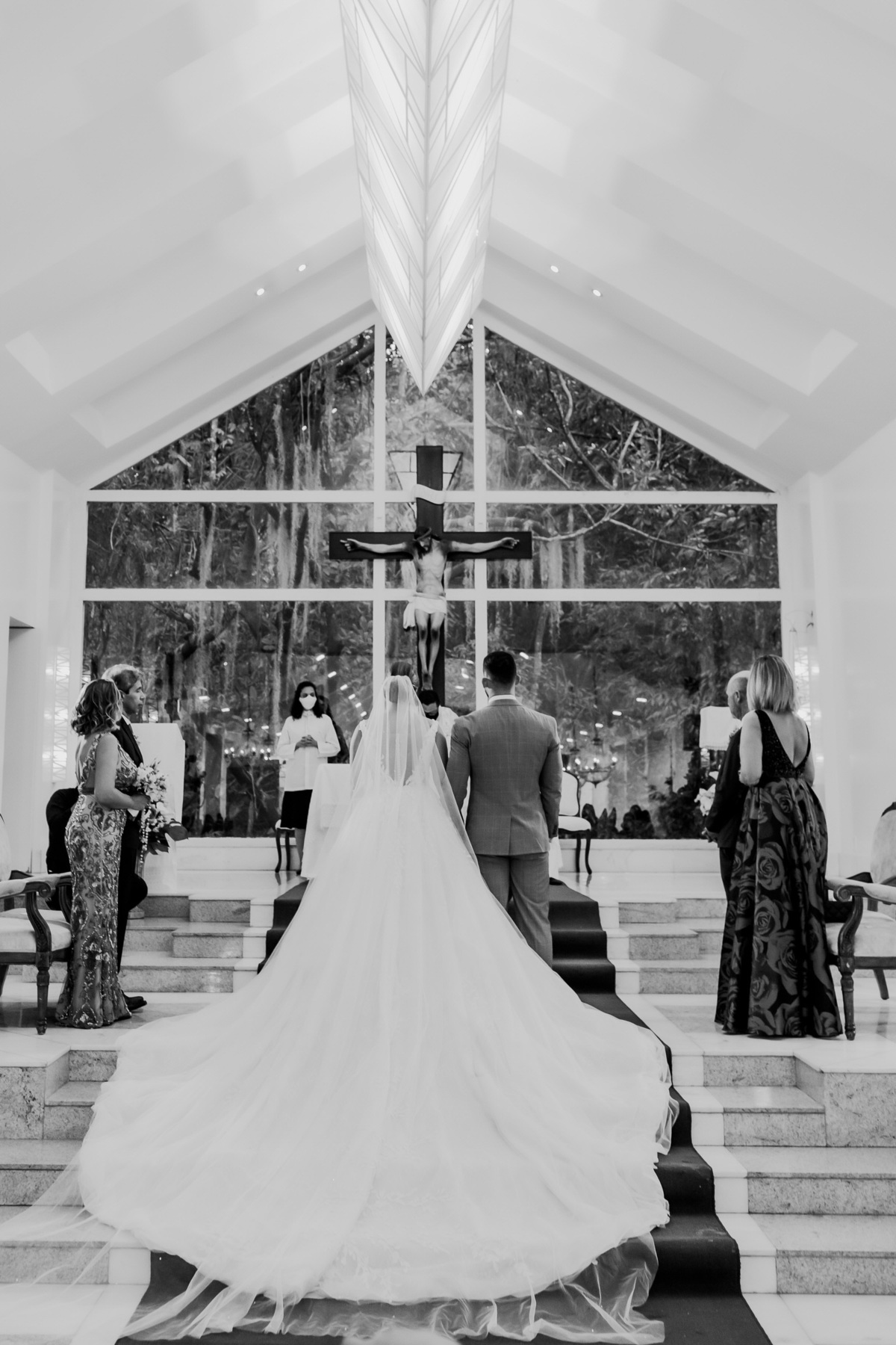 Casal de noivos na cerimônia em fotografia profissional de casamento no Recanto das Águas Brasília Df 