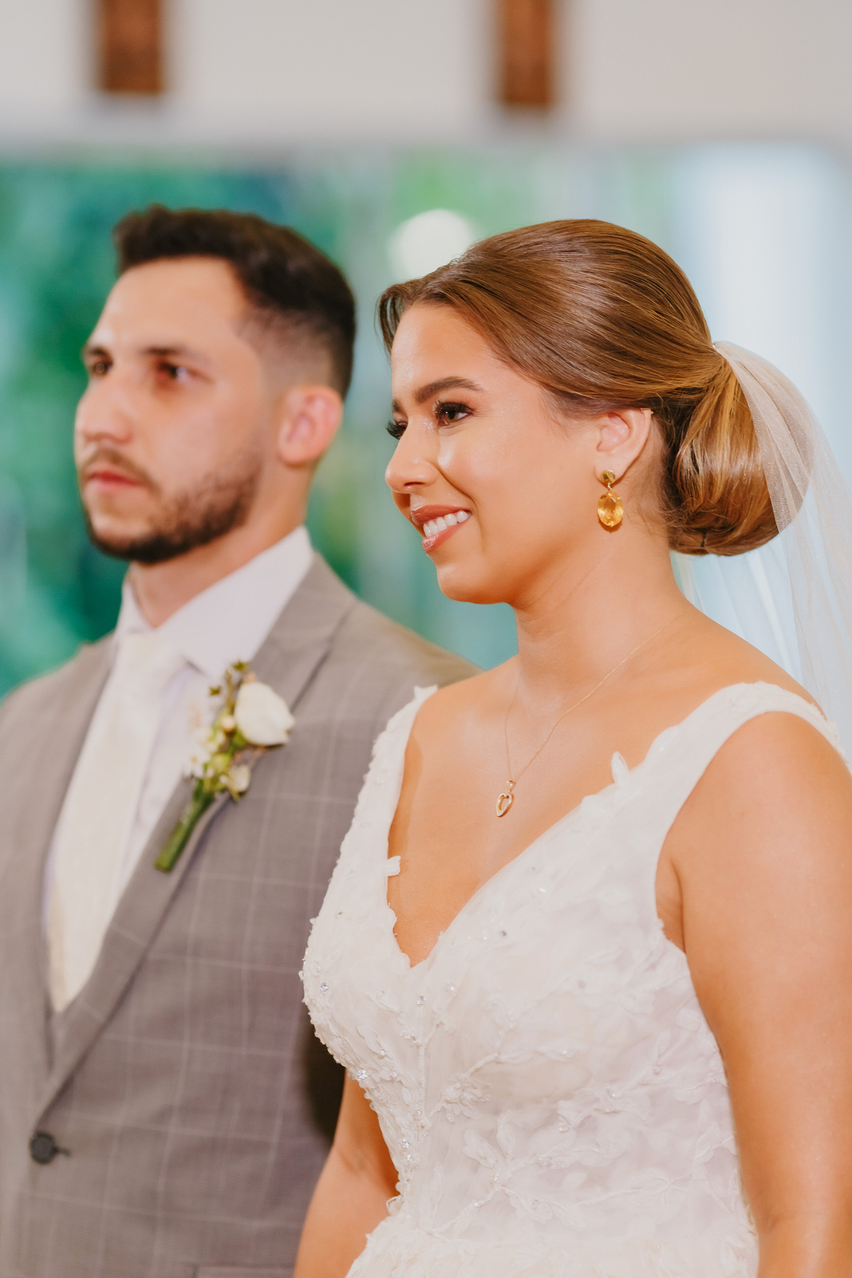 Casal de noivos na cerimônia em fotografia profissional de casamento no Recanto das Águas Brasília Df 