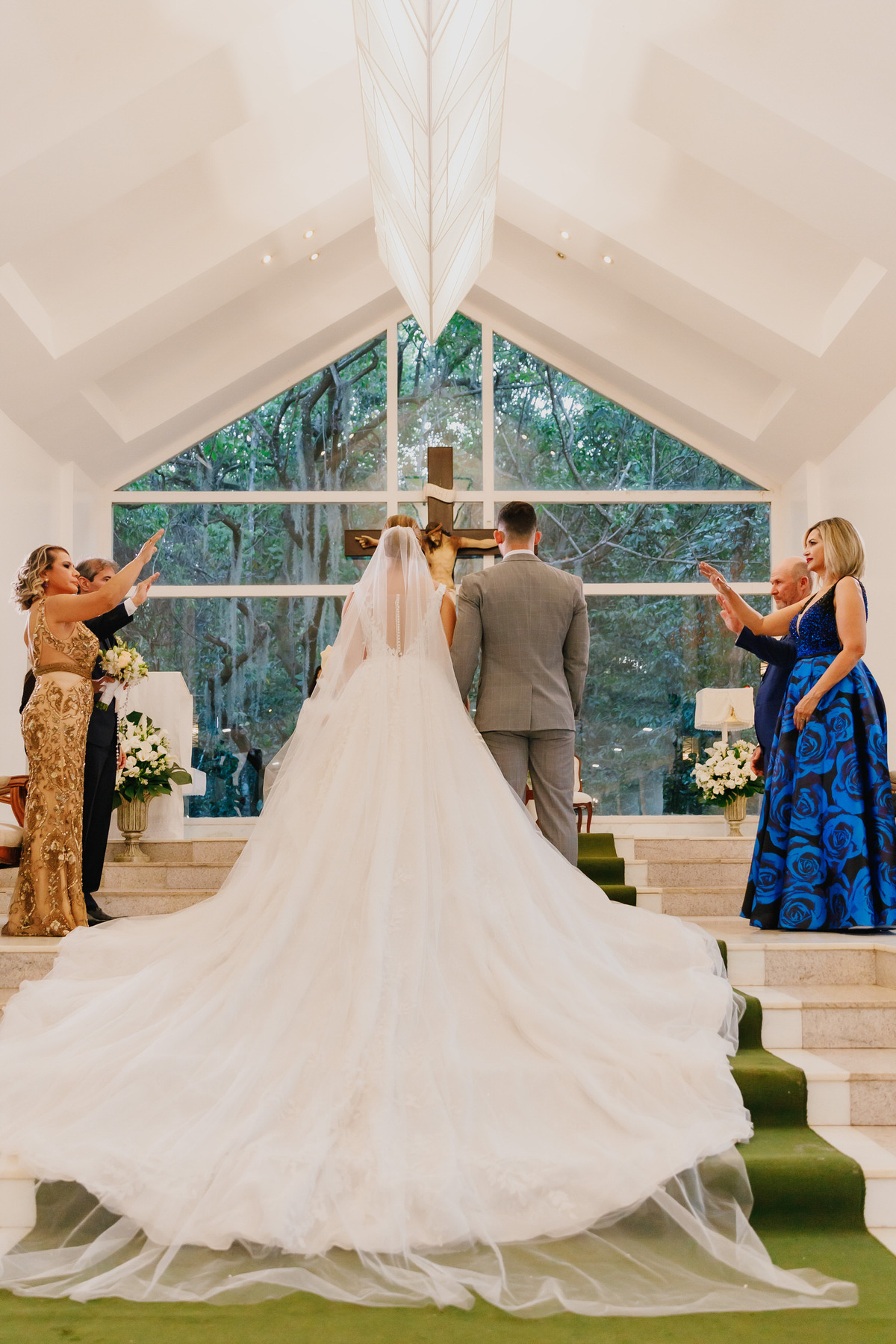 Casal de noivos na cerimônia em fotografia profissional de casamento no Recanto das Águas Brasília Df 