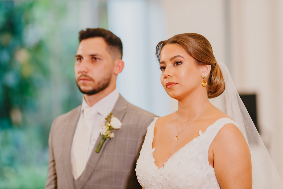 Casal de noivos na cerimônia em fotografia profissional de casamento no Recanto das Águas Brasília Df 