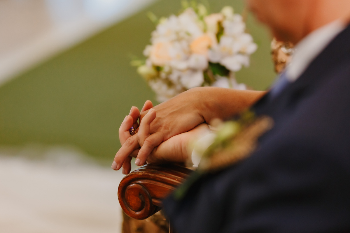 Casal de noivos na cerimônia em fotografia profissional de casamento no Recanto das Águas Brasília Df 