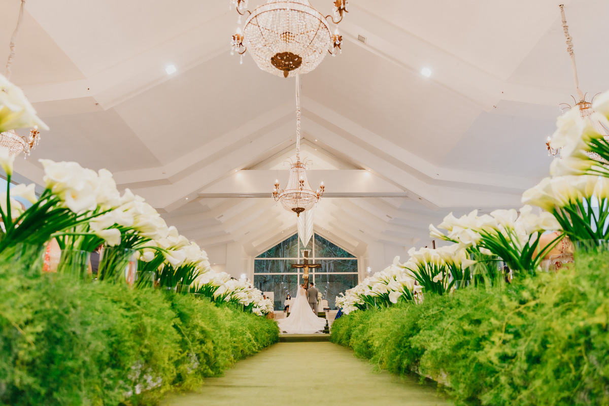 Casal de noivos na cerimônia em fotografia profissional de casamento no Recanto das Águas Brasília Df 