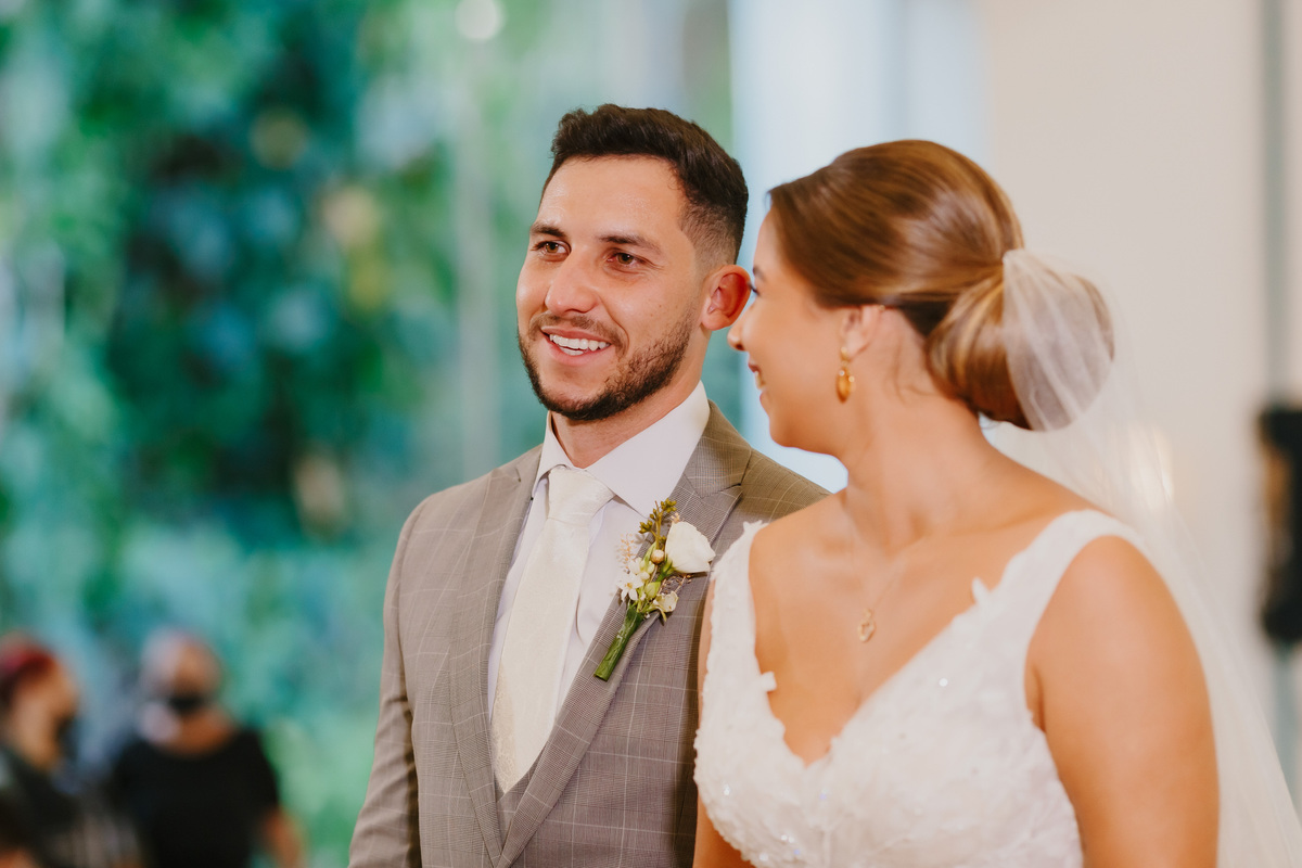Casal de noivos na cerimônia em fotografia profissional de casamento no Recanto das Águas Brasília Df 