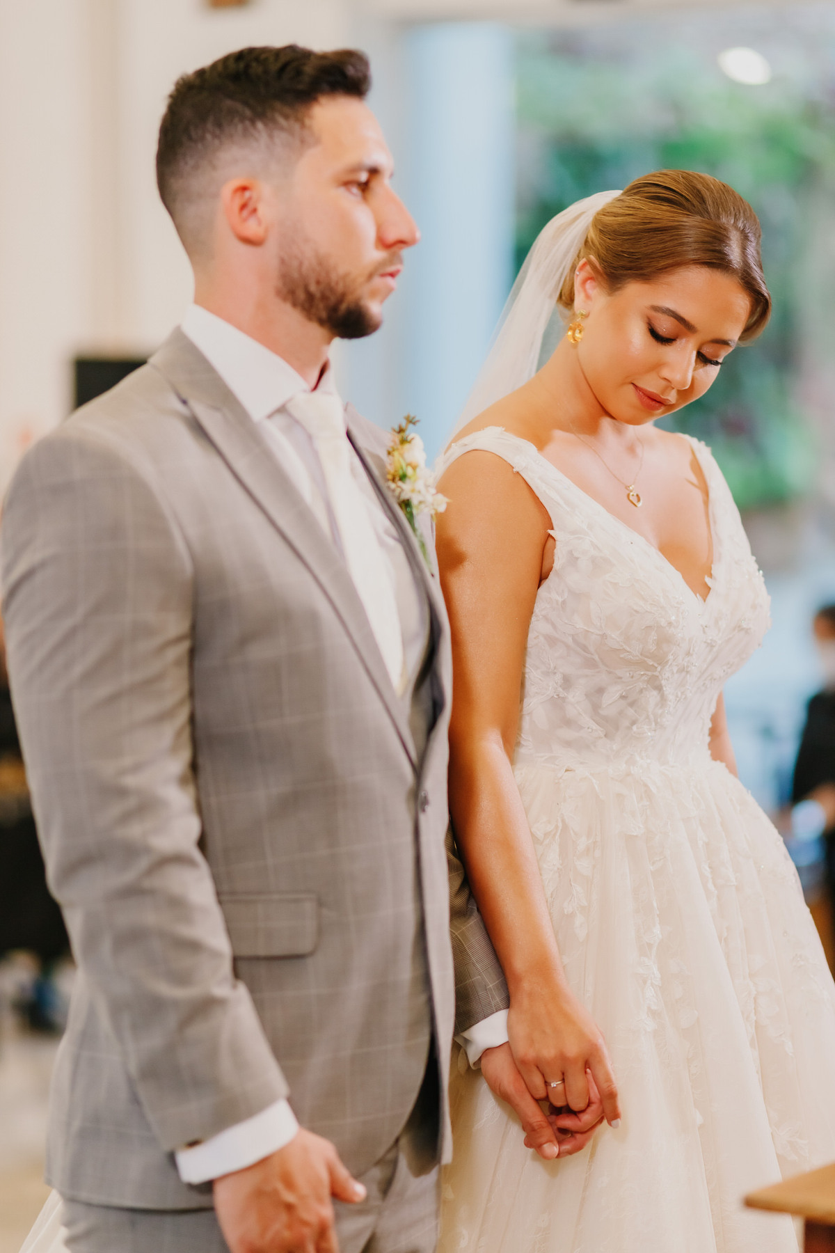 Casal de noivos na cerimônia em fotografia profissional de casamento no Recanto das Águas Brasília Df 