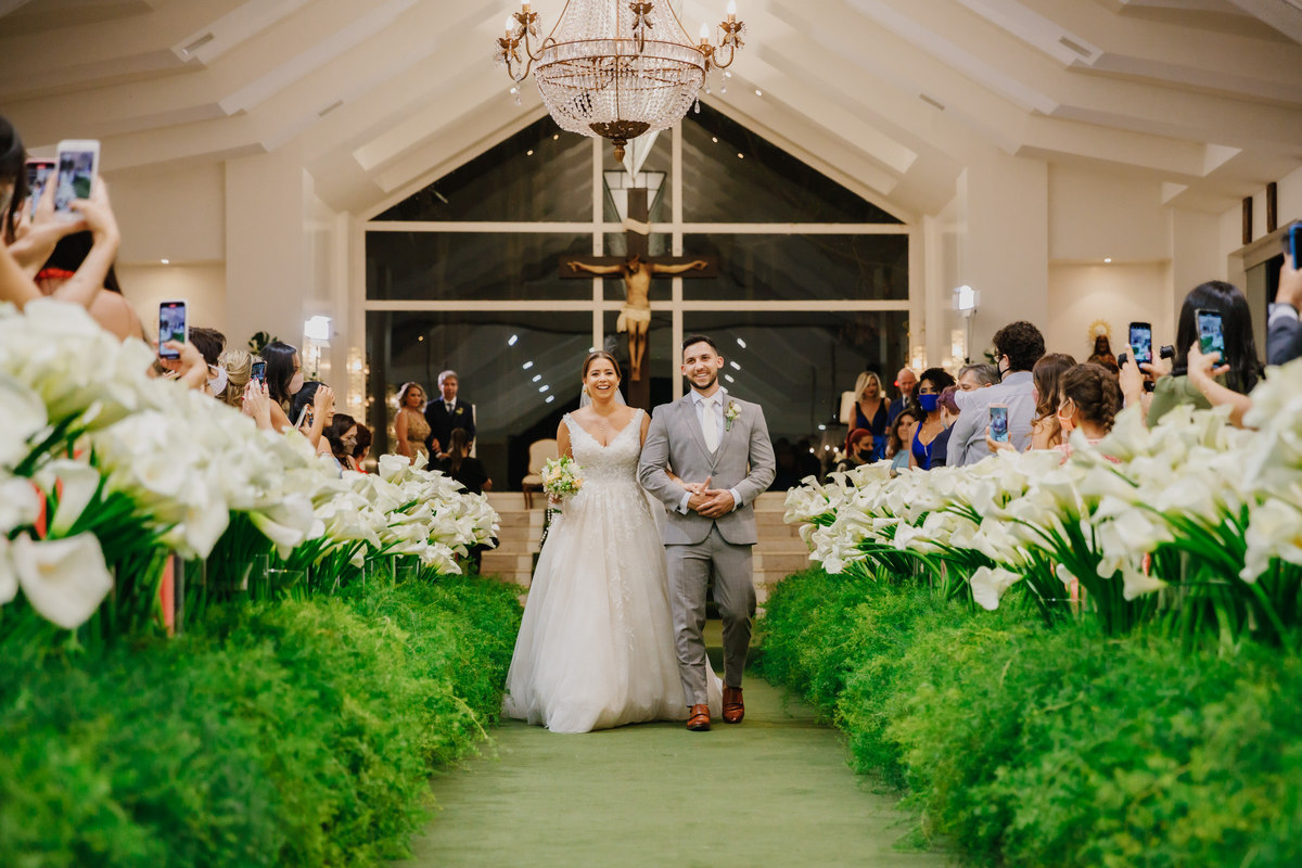 Saída dos noivos no casamento de dia na capela do Recanto das Águas Brasília Df 
