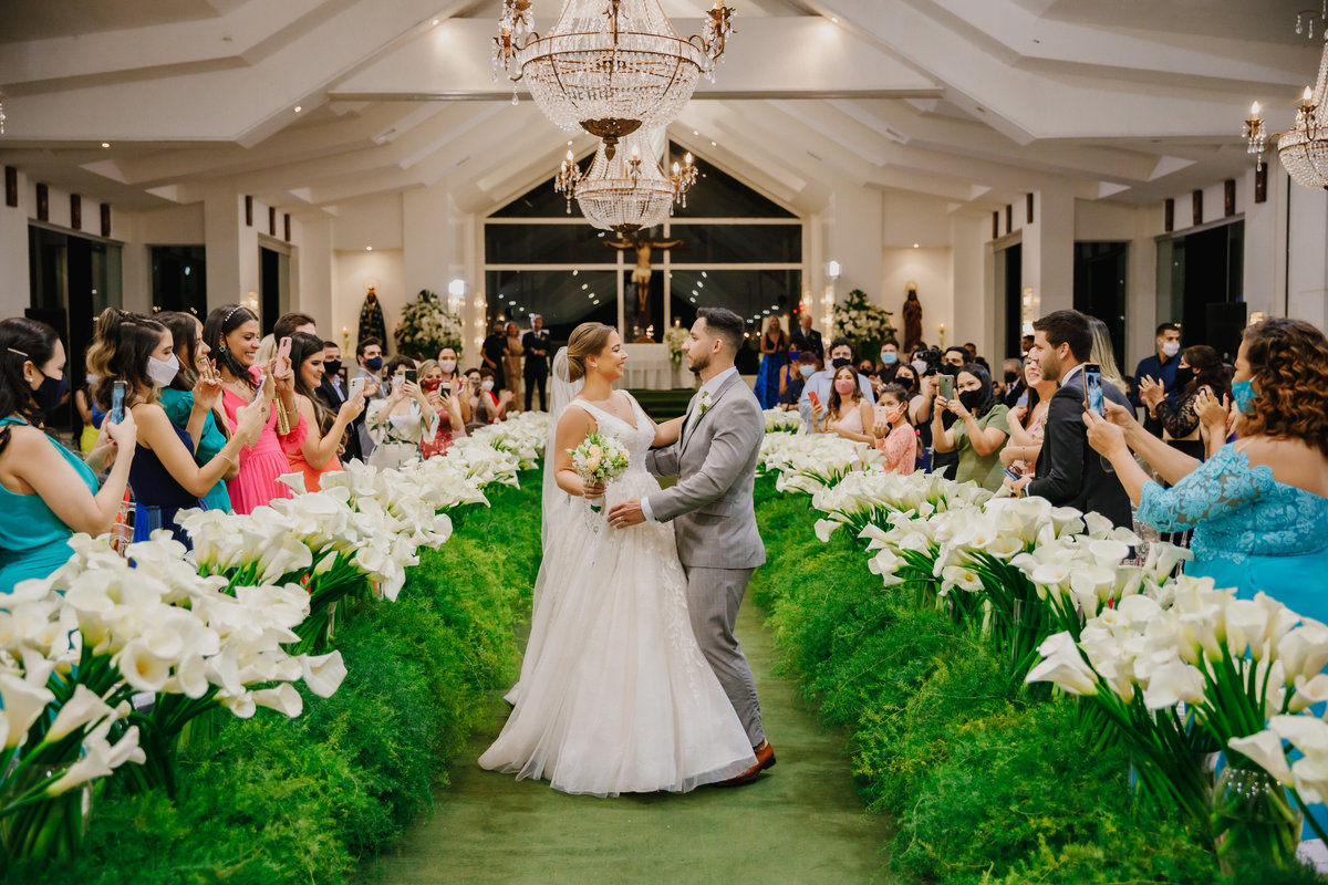 Saída dos noivos no casamento de dia na capela do Recanto das Águas Brasília Df 
