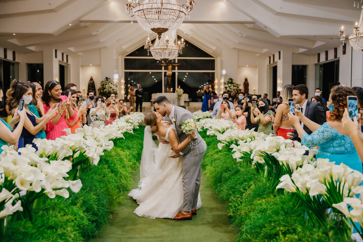 Saída dos noivos no casamento de dia na capela do Recanto das Águas Brasília Df 