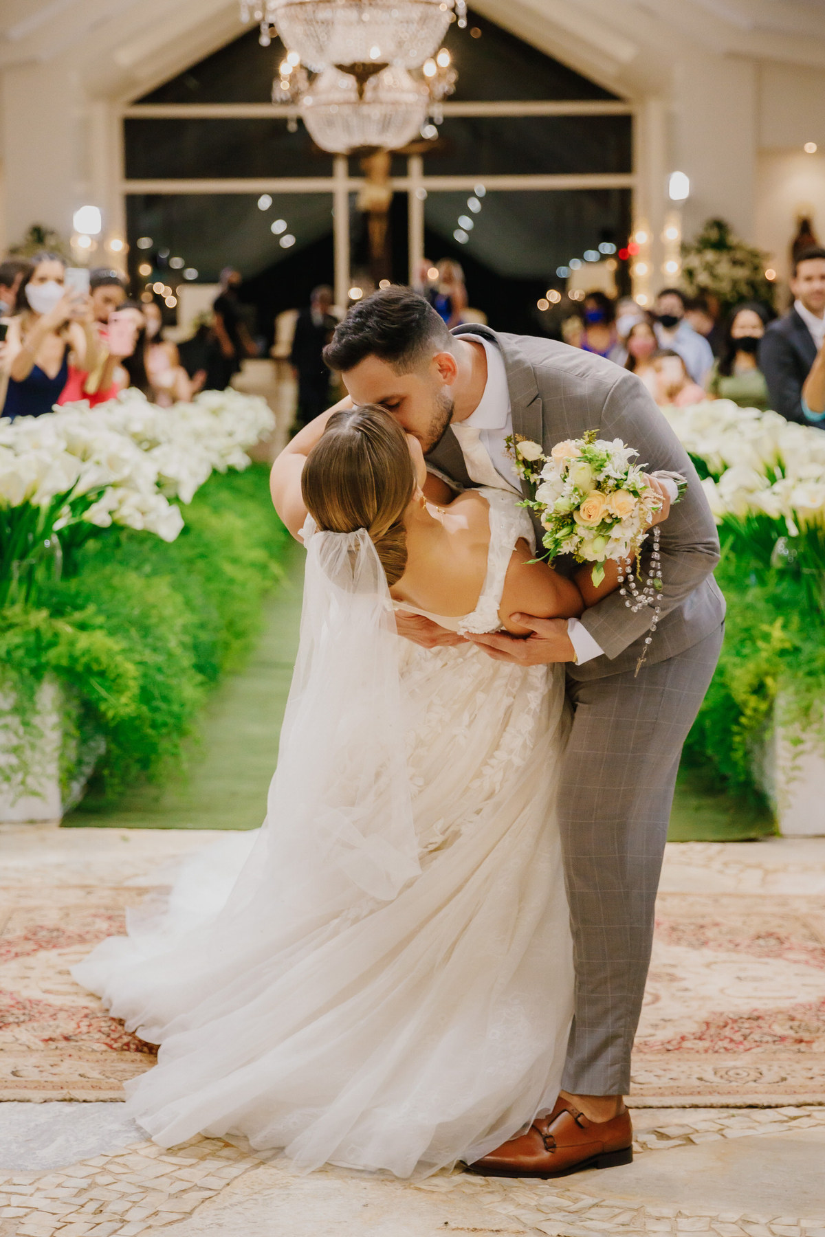 Saída dos noivos no casamento de dia na capela do Recanto das Águas Brasília Df 