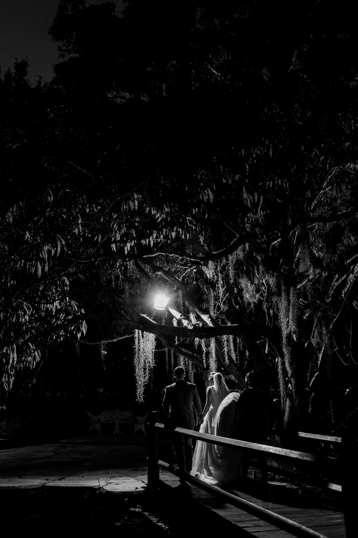 Saída dos noivos no casamento de dia na capela do Recanto das Águas Brasília Df 