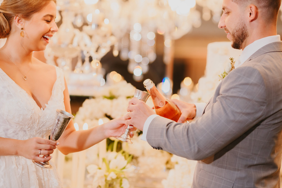 Noivos na mesa de bolo casamento no Recanto das Águas Brasília Df 