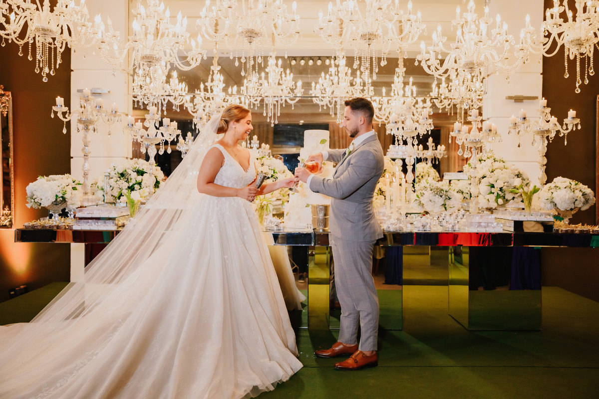 Noivos na mesa de bolo casamento no Recanto das Águas Brasília Df 
