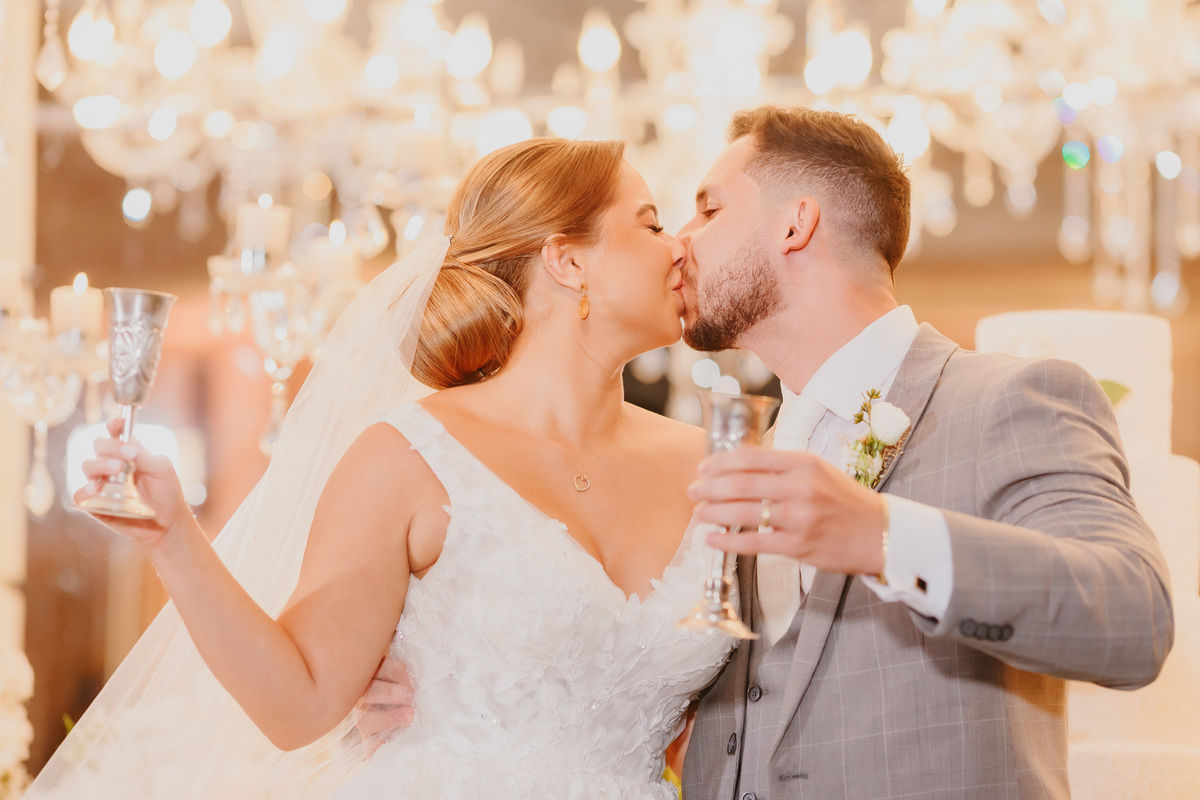 Noivos na mesa de bolo casamento no Recanto das Águas Brasília Df 