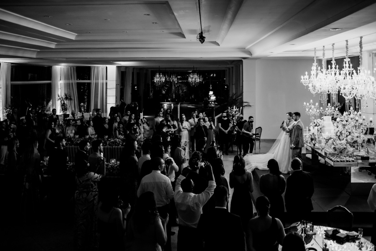 Noivos na mesa de bolo casamento no Recanto das Águas Brasília Df 