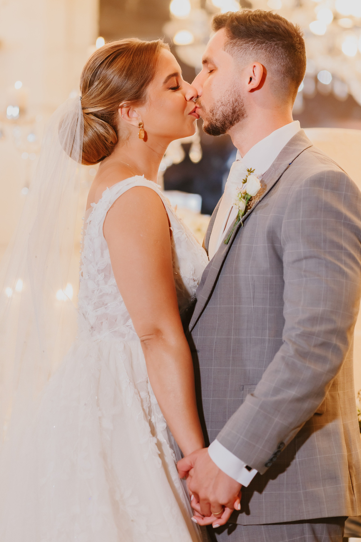 Noivos na mesa de bolo casamento no Recanto das Águas Brasília Df 