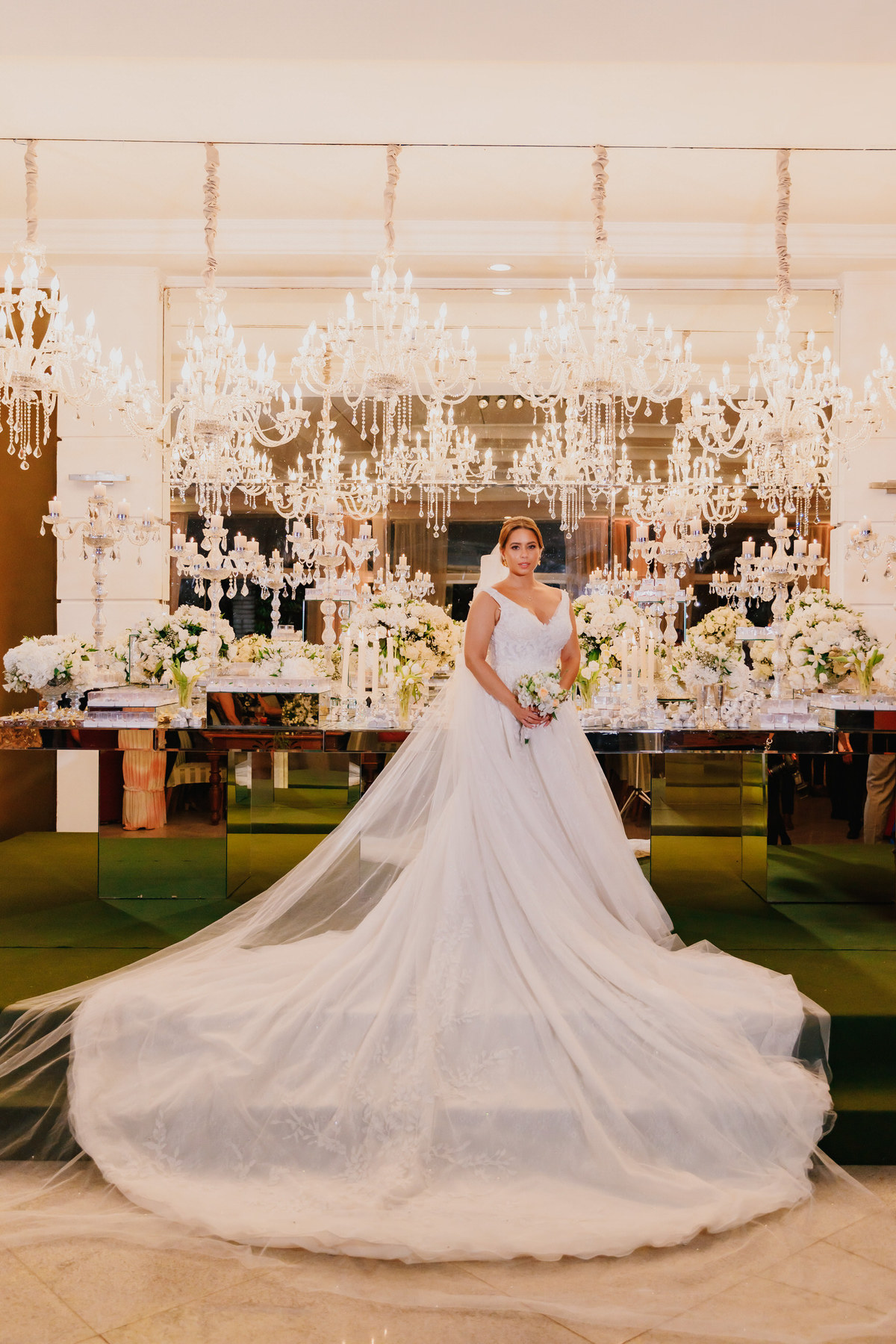 Noivos na mesa de bolo casamento no Recanto das Águas Brasília Df 