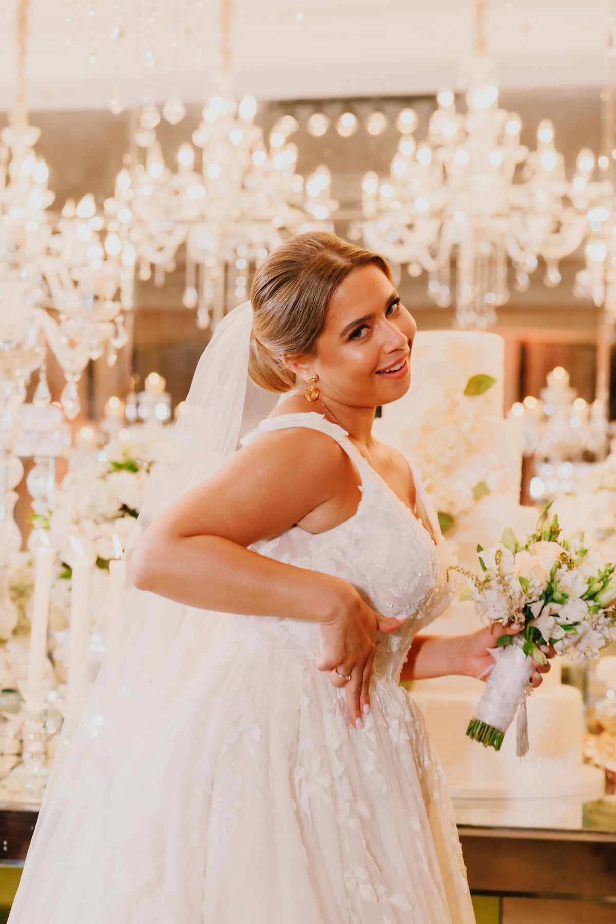 Noivos na mesa de bolo casamento no Recanto das Águas Brasília Df 