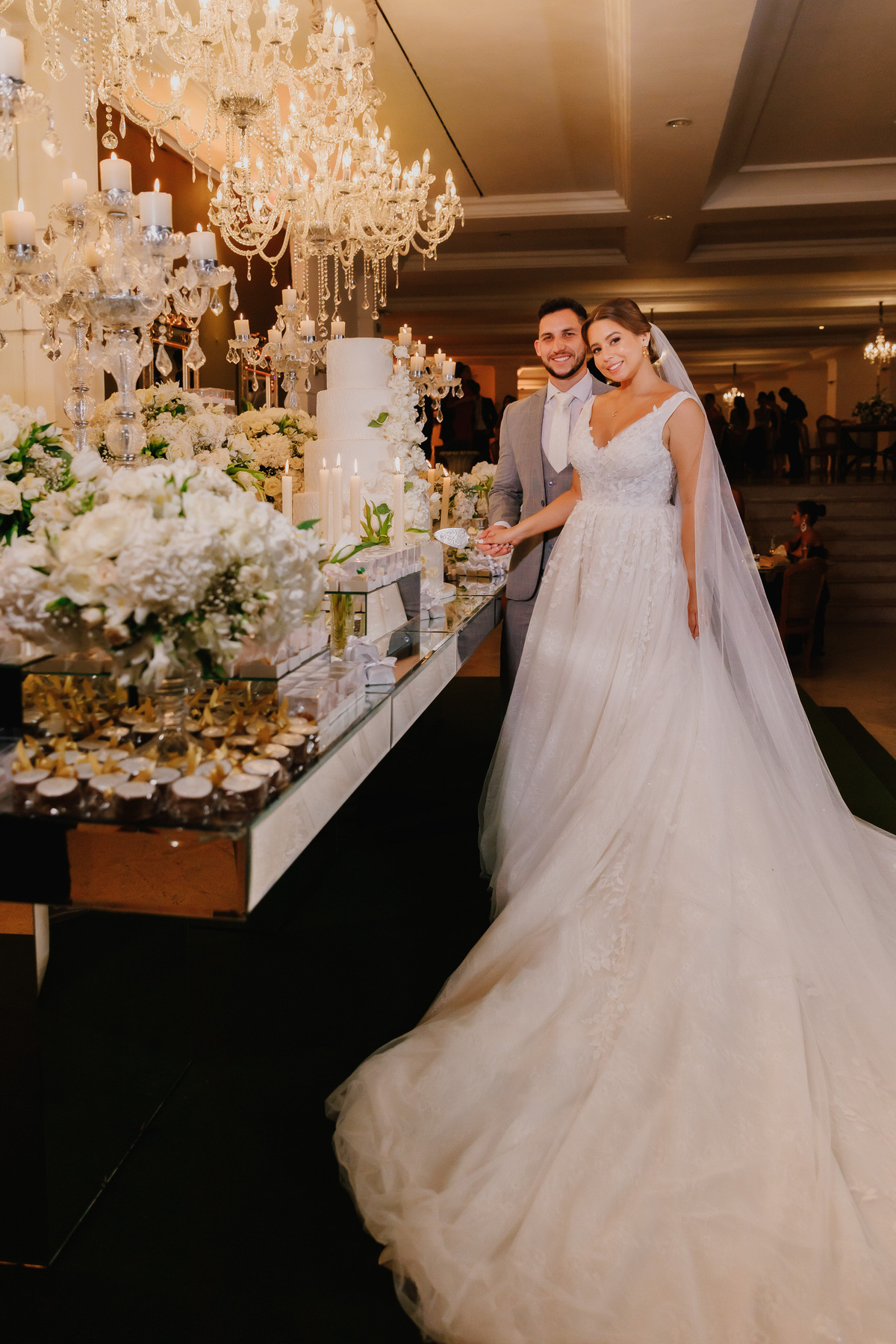 Noivos na mesa de bolo casamento no Recanto das Águas Brasília Df 