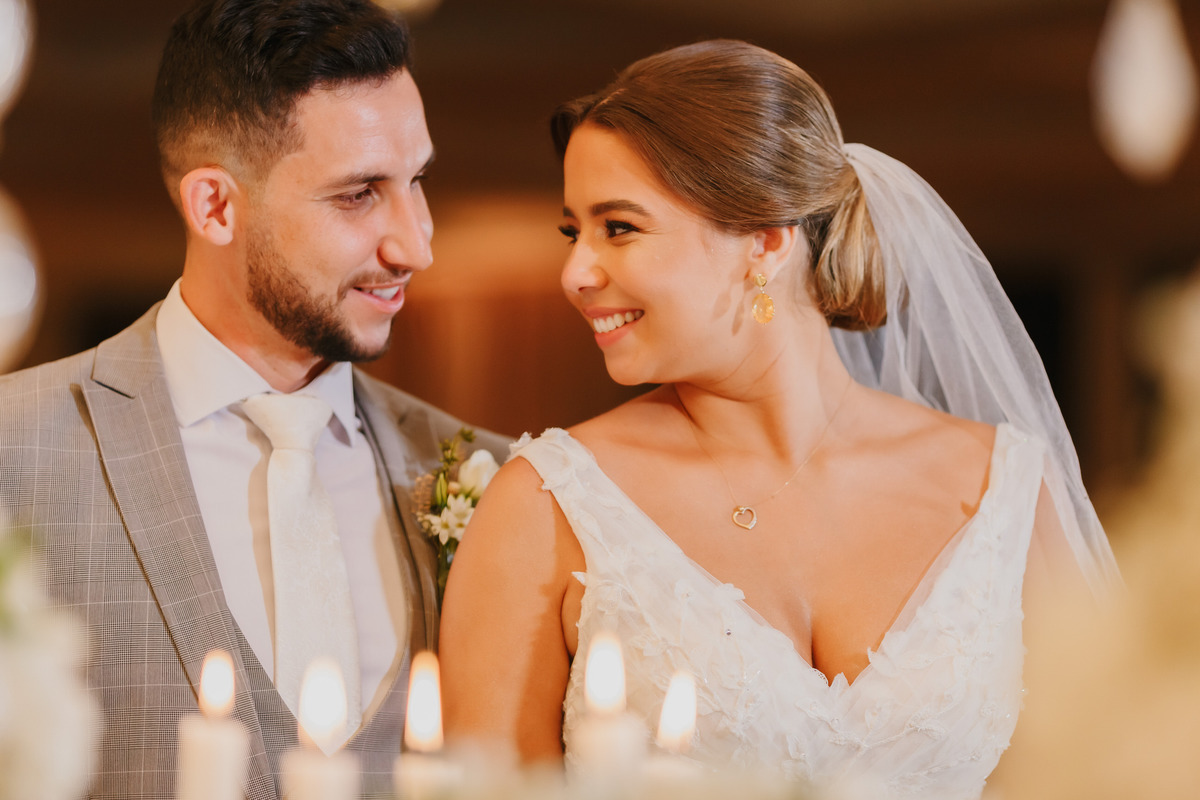 Noivos na mesa de bolo casamento no Recanto das Águas Brasília Df 