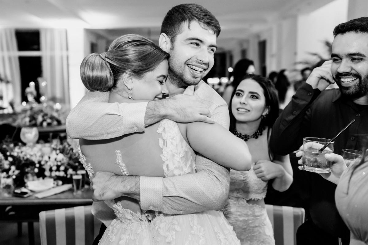 Noivos na mesa de bolo casamento no Recanto das Águas Brasília Df 