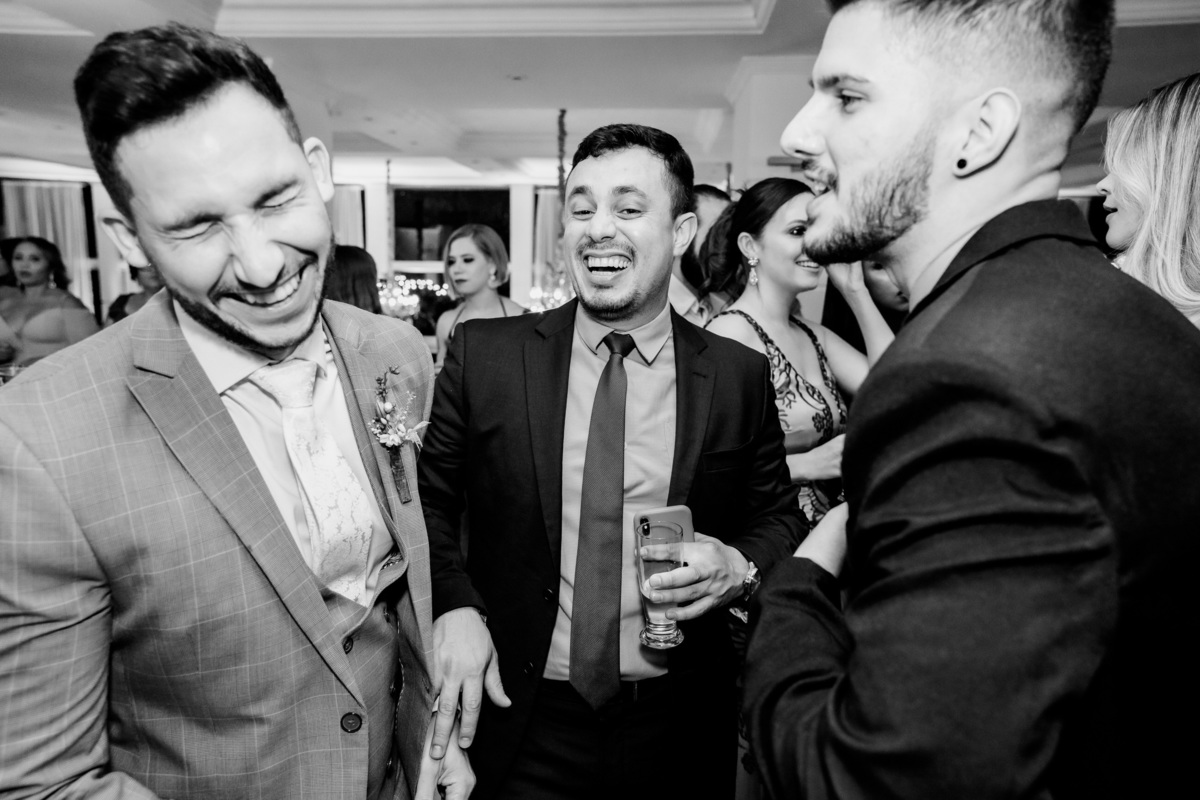 Noivos na mesa de bolo casamento no Recanto das Águas Brasília Df 