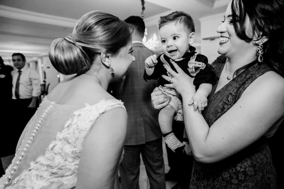 Noivos na mesa de bolo casamento no Recanto das Águas Brasília Df 