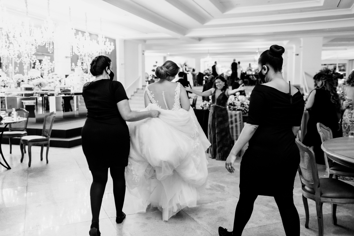 Noivos na mesa de bolo casamento no Recanto das Águas Brasília Df 