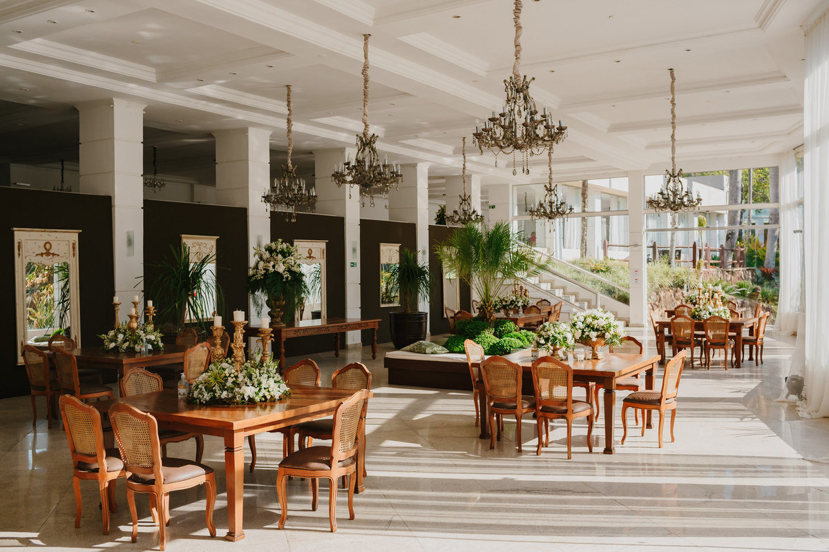 Decoração clássica chique  verde e branca em festa de casamento no Salão Recanto das Águas Brasília