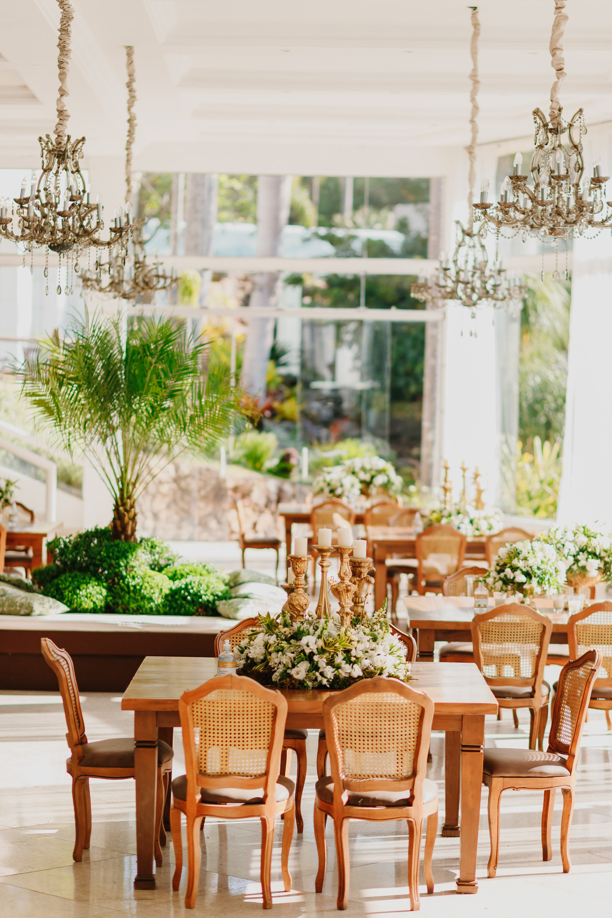 Decoração clássica chique  verde e branca em festa de casamento no Salão Recanto das Águas Brasília