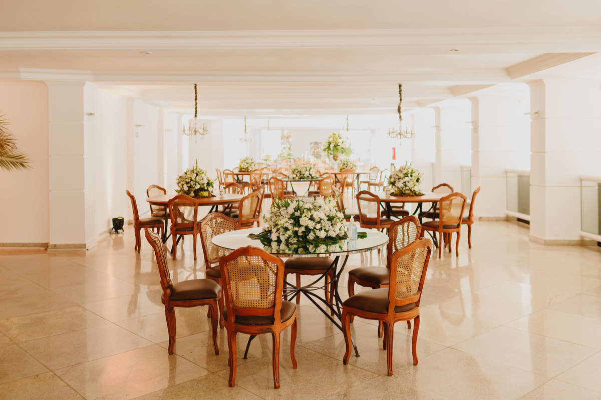 Decoração clássica chique  verde e branca em festa de casamento no Salão Recanto das Águas Brasília