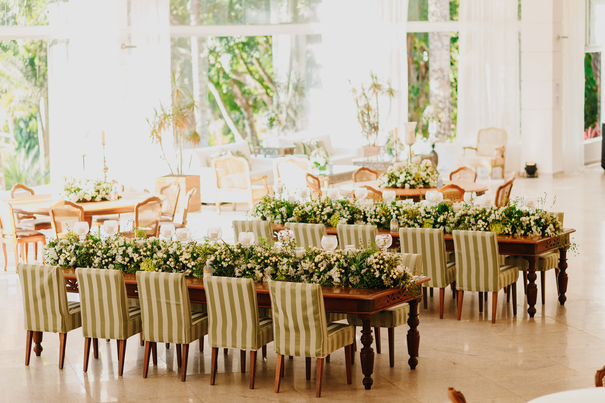 Decoração clássica chique  verde e branca em festa de casamento no Salão Recanto das Águas Brasília