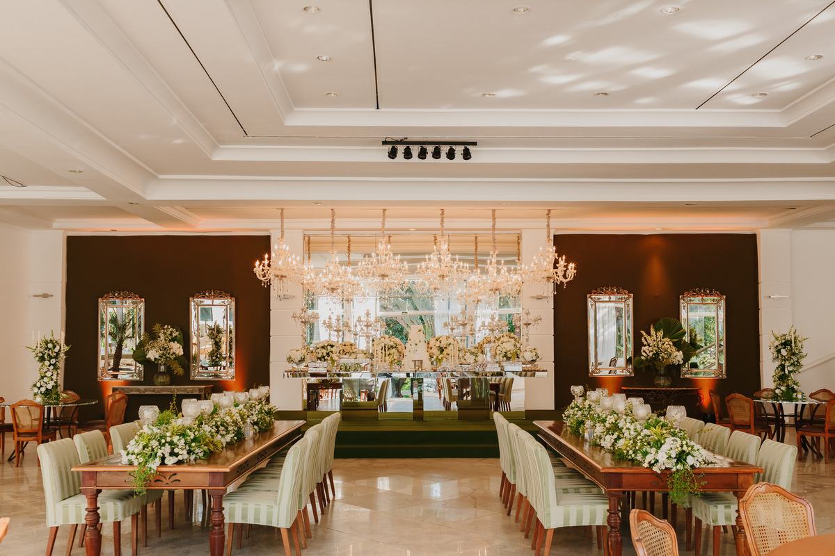 Decoração clássica chique  verde e branca em festa de casamento no Salão Recanto das Águas Brasília